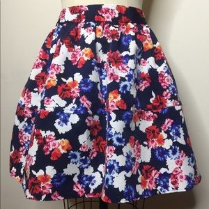New Guess floral full skirt - Size S